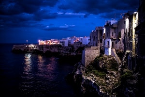 mare, nuvole, case, blu, scogliera, cielo, notte, borgo, acqua, riflessi, scorcio, scale, rocce, sera, panorama, finestre, notturno, balconi, luci