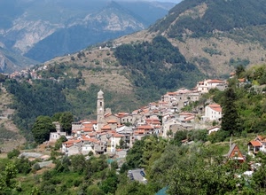 alberi, campanile, case, verde, paese, panorama, montagna, chiesa, montagne, borgo, tetti, villaggio, automobili, paesaggio