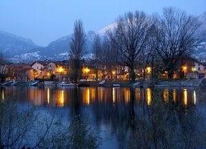 alberi, luci, montagne, lago, riflessi, acqua, neve, case, riflesso, barche, lampioni, fiume, sera, panorama, cielo, montagna, rami