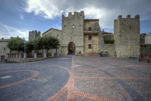 piazza, alberi, torri, nuvole, porta, castello, cielo, merli, linee, finestre, mattoni, mura, pietra