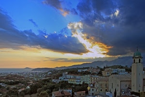 campanile, tramonto, nuvole, panorama, paese, città, case, mare, montagne, cielo