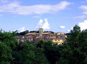 nuvole, alberi, campanile, cielo, borgo, verde, case, panorama, paese, tetti, azzurro, finestre, foglie, chiesa, piante, bosco, bianco