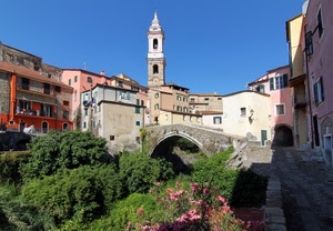 ponte, campanile, fiori, case, borgo, verde, cielo, finestre, strada, scorcio, colori, piante, panorama, dolcedo, cespugli, paese, chiesa, alberi