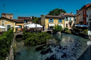 acqua, case, ombrelloni, ponte, finestre, fiume, cielo, piante, borgo, torrente, verde, antenne, paese, azzurro, tende, alberi