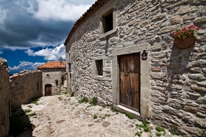 nuvole, porta, cielo, finestre, vicolo, fiori, lampione, tegole, casa, paese, muro, pietre, porte, tetto, pietra, scorcio, case