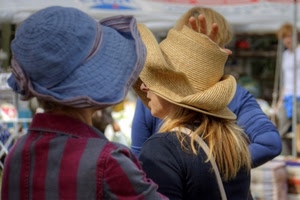 cappelli, donne, capelli, due, righe, paglia, blu, bionda, persone, stoffa, cappello, mercato, grigio, dita