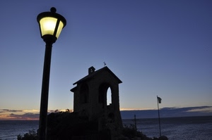 lampione, bandiera, luce, mare, tramonto, cielo, controluce, cappella, croce, nuvole, blu