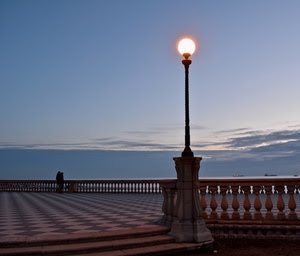 lampione, cielo, balaustra, nuvole, luce, terrazza, livorno, piazza, persone, balaustre, gradini, ringhiera, coppia, blu, sfera, piazzale, mare, azzurro, tramonto
