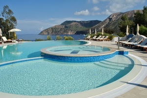 piscina, acqua, ombrelloni, mare, montagne, azzurro, lettini