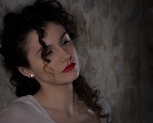 capelli, donna, ritratto, bocca, occhi, naso, rosso, rossetto, labbra, orecchino, viso, muro, orecchio, riccioli, ricci, nero, sguardo, collo, orecchini, boccoli