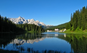 alberi, lago, riflesso, montagna, verde, acqua, montagne, case, cielo, riflessi, bosco, azzurro