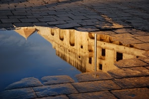 acqua, riflesso, pozzanghera, cielo, selciato, pietre, strada, casa, palazzo, riflessi