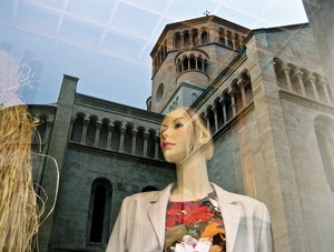 manichino, riflesso, vetrina, chiesa, paglia, colonne, riflessi