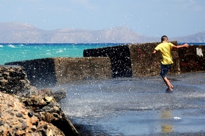 mare, acqua, bambino, schizzi, spruzzi, onde, frangiflutti, ragazzo, giocare, giallo, scogli