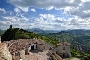 nuvole, montagne, torre, panorama, cielo, borgo, colline, tetti, case, porte, verde, paesaggio, finestre