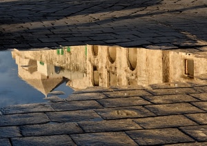 riflesso, pozzanghera, acqua, strada, case, mattonelle, chiesa, piazza, selciato