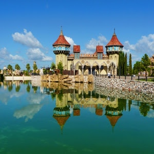 nuvole, castello, cielo, alberi, torri, riflesso, acqua, archi, riflessi, colonne, azzurro, bianco, piante, rosso, verde, parco, muro, palme, lago, cupole