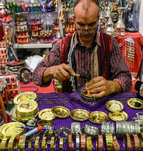 artigiano, oro, martello, occhiali, mani, metallo, bottega, uomo, artigianato, piatti, bracciali