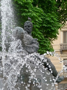 acqua, statua, fontana, gocce, albero, foglie, zampilli, verde, palazzo, casa, piccione, schizzi, alberi