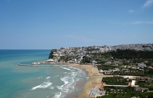 mare, onde, spiaggia, panorama, cielo, case, acqua, azzurro, alberi, verde, porto, borgo, scogliera, città, ombrelloni, sabbia, promontorio, paese