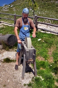 arrotino, artigiano, mola, staccionata, uomo, legno, coltello, erba, verde, lavoro, ruota, mani, montagna, barba, tronco