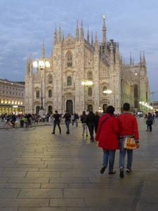 duomo, piazza, milano, rosso, persone, lampioni, passanti, luci, chiesa, nuvole, sera, coppia, guglie
