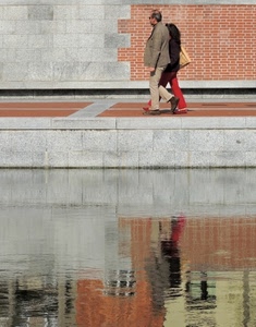 riflesso, due, acqua, passanti, persone, canale, riflessi, marciapiede, coppia, mattoni, muro