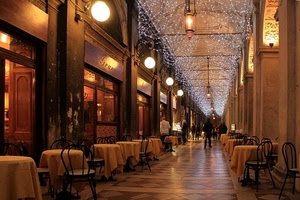 sedie, tavolini, lampioni, luci, tavoli, luminarie, tovaglie, portici, vetrine, bar