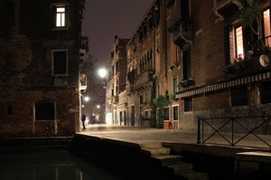 lampioni, finestre, notturno, notte, case, gradini, strada, luci, scala, canale, luce, ringhiera, finestra, acqua, venezia, persona