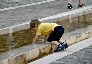 acqua, bambino, giallo, fontana, scarpe, giocare, piedi