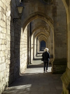 archi, donna, lampione, portico, passante, ombre, portici, prospettiva, cappello, persona