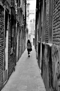 vicolo, donna, bianconero, passante, porte, camminare, strada, finestre, palazzi, case