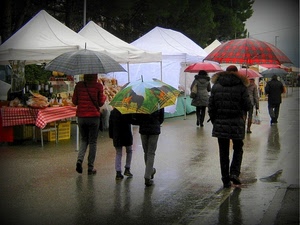 pioggia, ombrelli, mercato, persone, tende, bancarelle, passanti, colori