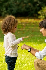 bambina, mamma, mani, prato, orologio, riccioli, verde, ricci, donna, capelli