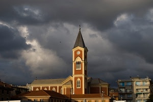 chiesa, campanile, nuvole, cielo, orologio, temporale, tetti, palazzi