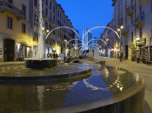 fontana, acqua, strada, riflessi, luci, archi, zampillo, case, lampioni, luminarie, via, finestre, palazzi, notte, persone, zampilli, grattacielo, piazza