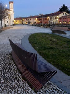 case, panchina, piazza, aiuola, panchine, luci, torre, strada, erba, chiesa, campanile, sassi, lampioni, verde, prato, selciato, ferro