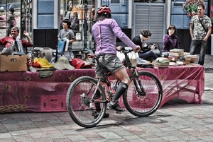 bicicletta, libri, casco, ciclista, persone, ruote, cappelli, mercatino, mercato, banco, rosso, raggi, bancarella, vintage