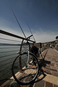 bicicletta, canne, mare, ringhiera, lungomare, ruota, pesca, cesto, acqua, cestino, marciapiede