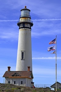 bandiere, faro, casa, cielo, comignoli, finestre, lanterna