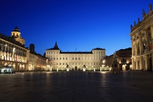 piazza, luci, palazzi, notte, blu, statue, cielo, sera, notturno, finestre, lampioni, edicola, persone