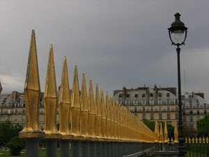 lampione, oro, punte, cancellata, prospettiva, inferriata, lance, cancello, palazzi, case