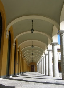 colonne, lampioni, archi, portici, portico, prospettiva, porta, ombra, porticato, giallo, bianco