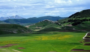 verde, panorama, strada, nuvole, montagne, cielo, colline, campi, prati, erba, paese, paesaggio, alberi, montagna, prato, azzurro, bosco