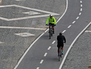 biciclette, strada, ciclisti, due, pista, linee, strisce, verde, bicicletta