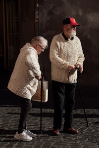 anziani, due, cappello, bastoni, bastone, donna, uomo, coppia, persone, strada, passanti, bianco