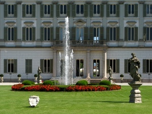 fontana, verde, palazzo, aiuola, prato, statue, finestre, fiori, acqua, zampilli, giardino, porte, erba, zampillo, colonne, rosso, villa, statua