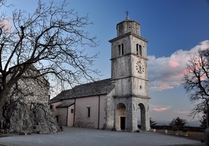 chiesa, campanile, orologio, alberi, nuvole, albero, roccia