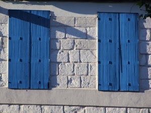finestre, due, blu, mattoni, bianco, azzurro, muro, ombre, persiane, ante