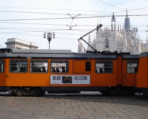 tram, milano, duomo, arancione, fili, piazza, lampione